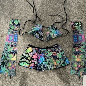 Freedom rave wear set:  TOP: 1X.     Tie skirt: size small Sleeves: size medium